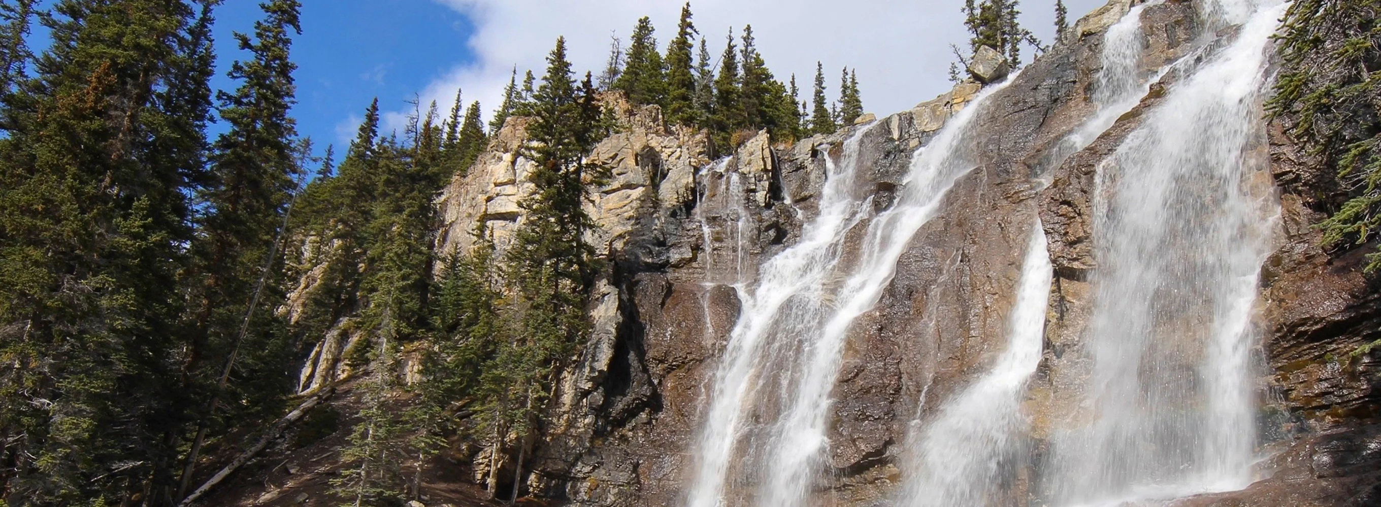 Chute apaisante en montagne