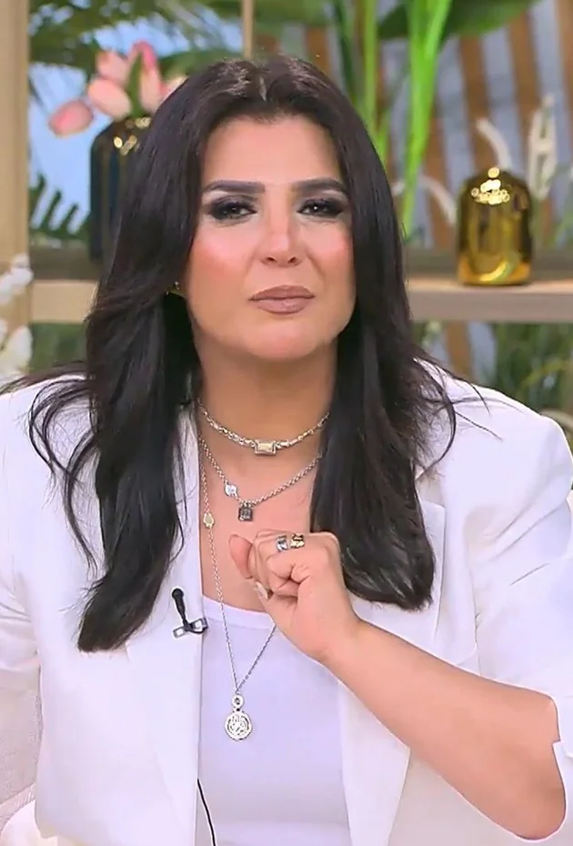 Maakoum Mona El Shazly (With You, Mona El Shazly)